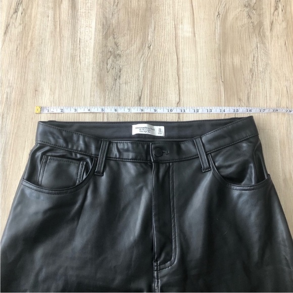 Abercrombie & Fitch Curve Love Ultra High Rise 90s Straight Vegan Leather Pant - Picture 8 of 11